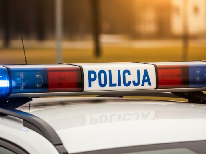 Zagubiona seniorka na brzeskim dworcu – dzielnicowi przywracają ją do domu