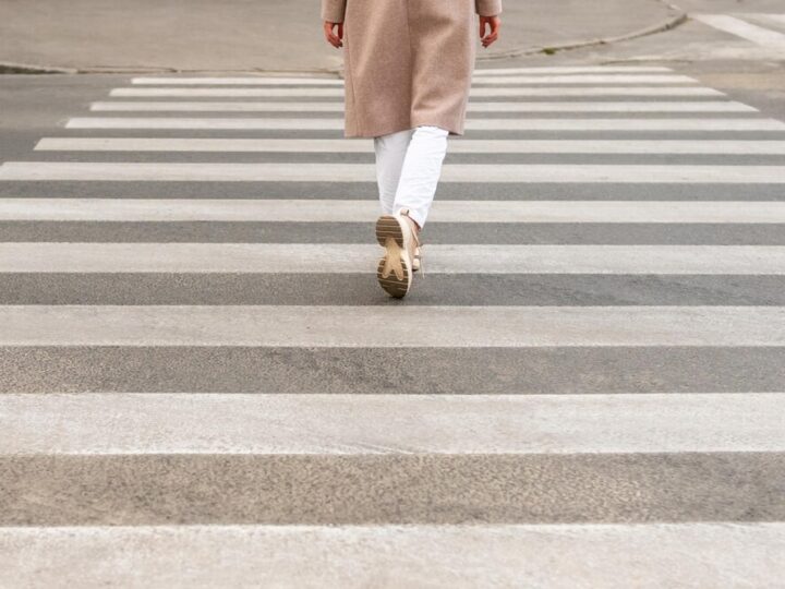 Bezpieczeństwo na drogach: Policja kontroluje pieszych i rowerzystów w powiecie namysłowskim