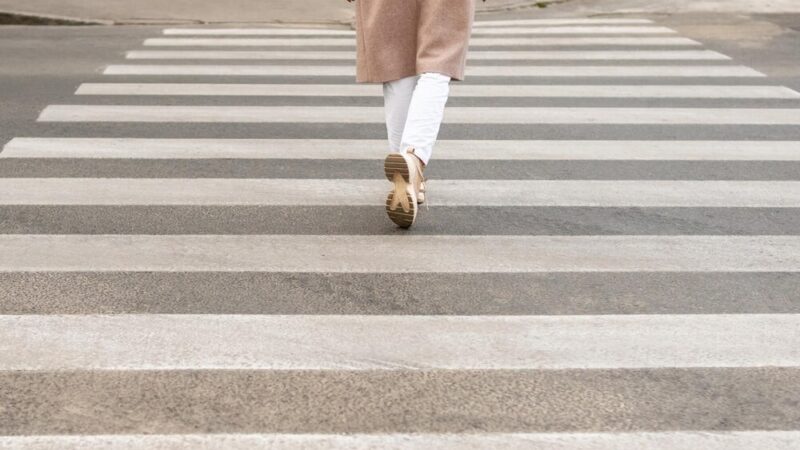 Bezpieczeństwo na drogach: Policja kontroluje pieszych i rowerzystów w powiecie namysłowskim