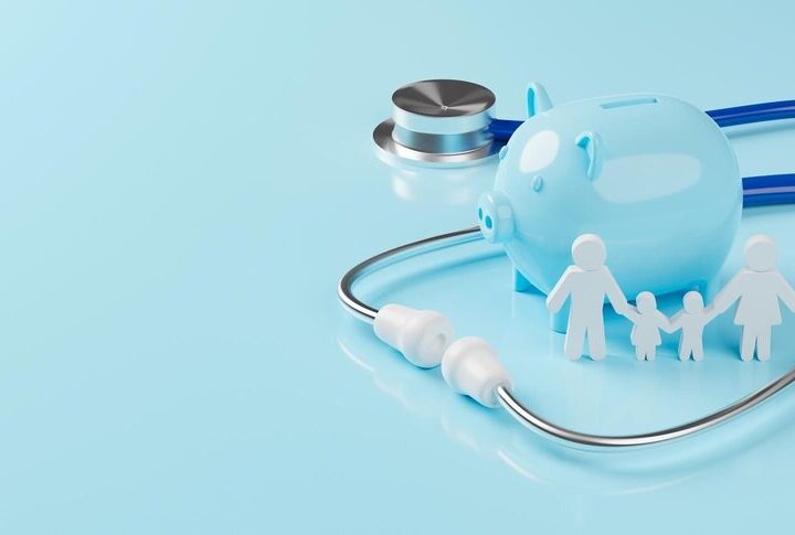 Przedszkolaki uczą się ratować życie z pomocą policji i medyków