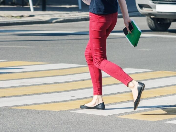 Bezpieczni na Drogach: Policja Wzmacnia Ochronę Pieszych i Rowerzystów