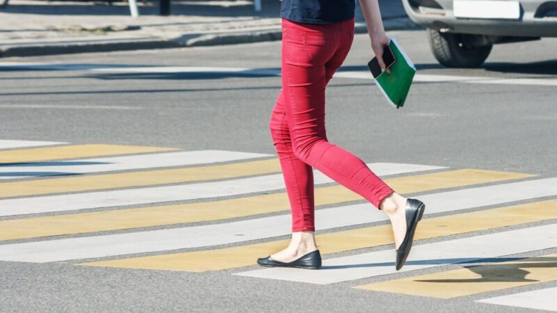 Bezpieczni na Drogach: Policja Wzmacnia Ochronę Pieszych i Rowerzystów