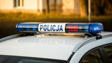 Brzeg: pościg za karetką, ranna policjantka