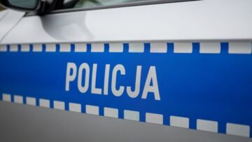 Krapkowice: cegłówką w auto, potem groźby